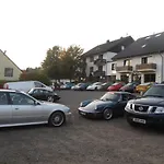 Zur Burg Nuerburg-ring 호텔