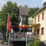 Zur Burg Nuerburg-ring מלון