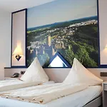Zur Burg Nuerburg-ring Hotell