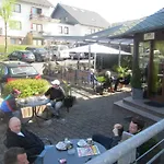 Zur Burg Nuerburg-ring