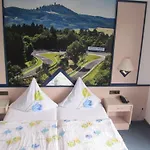 מלון Zur Burg Nuerburg-ring 3*