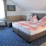 מלון Zur Burg Nuerburg-ring