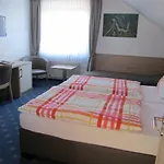 Zur Burg Nuerburg-ring מלון 3*