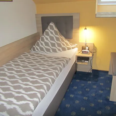 Zur Burg Large Car Park Hotel