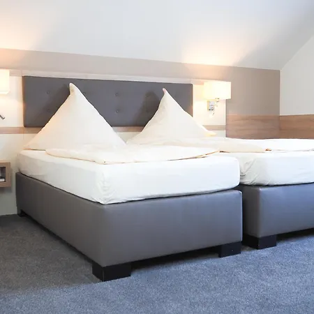 Zur Burg Large Car Park Hotel 3*
