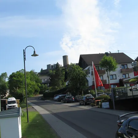 Zur Burg Large Car Park 3* Nurburg