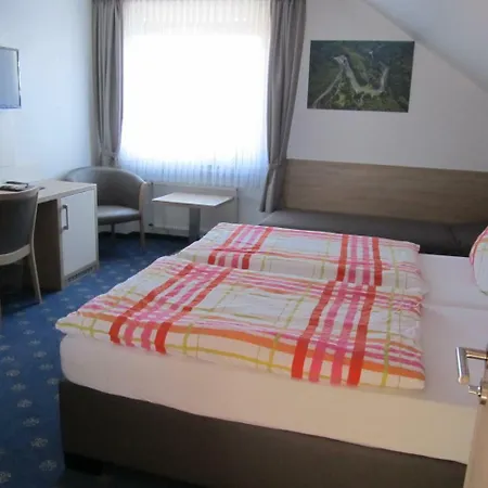 Zur Burg Large Car Park Hotel 3*