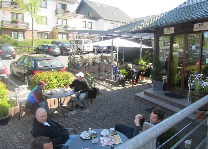 Zur Burg Nuerburg-ring